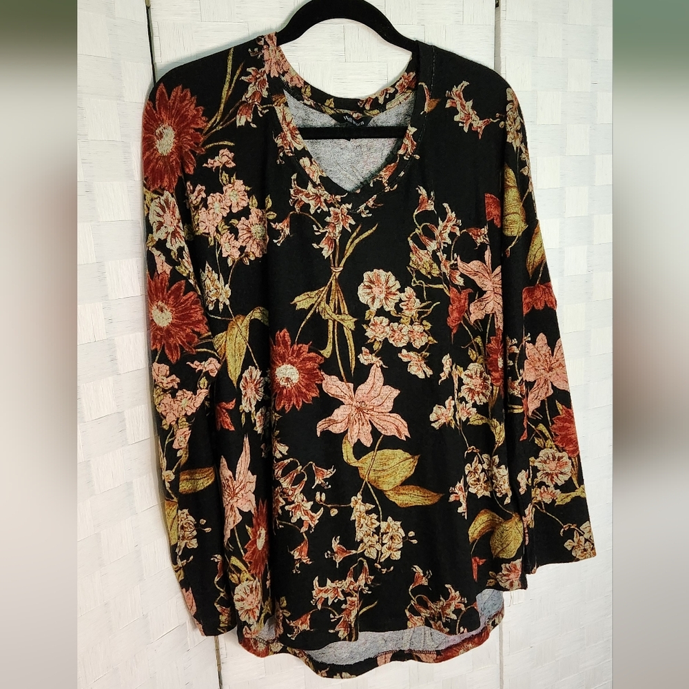 Plus Size XL Well Worn Lightweight Knit Red Floral Sweater Blouse